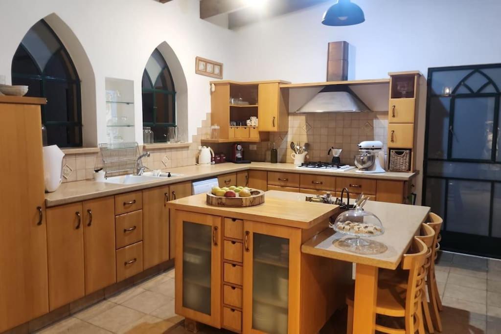 המייסדים Villa Zichron Ja’akow Kültér fotó